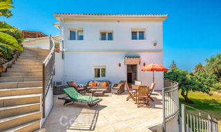 Villa en venta con gran jardín cerca de servicios en Marbella Este 58928 