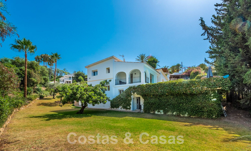 Villa en venta con gran jardín cerca de servicios en Marbella Este 58930