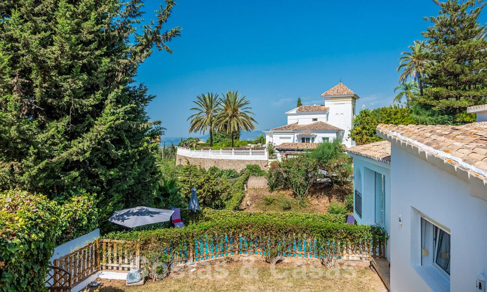 Villa en venta con gran jardín cerca de servicios en Marbella Este 58931
