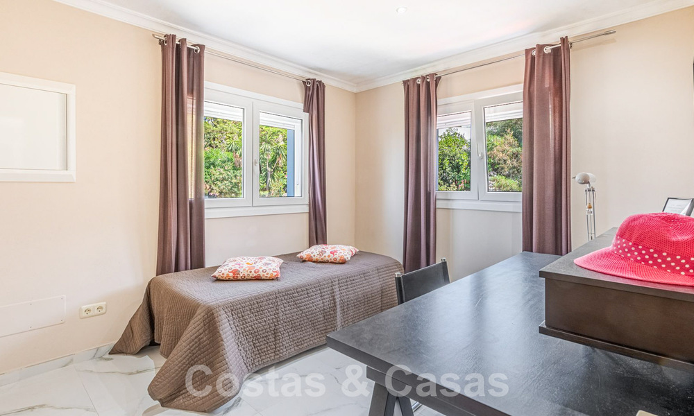 Villa en venta con gran jardín cerca de servicios en Marbella Este 58936