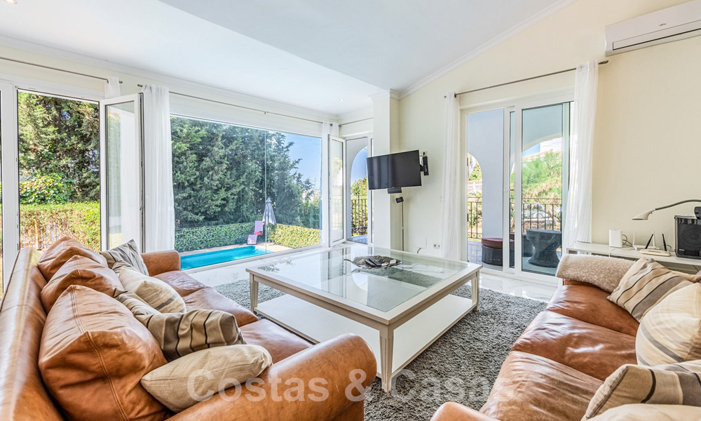 Villa en venta con gran jardín cerca de servicios en Marbella Este 58937