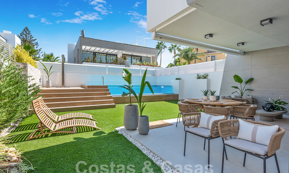 Villa modernista pareada en venta a un paso de la playa cerca de Puerto Banús en Marbella 58941