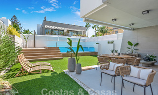 Villa modernista pareada en venta a un paso de la playa cerca de Puerto Banús en Marbella 58941 