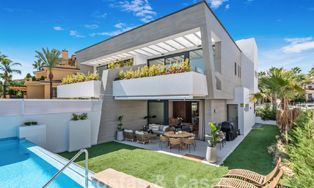 Villa modernista pareada en venta a un paso de la playa cerca de Puerto Banús en Marbella 58942