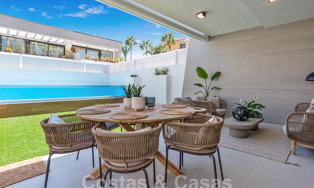 Villa modernista pareada en venta a un paso de la playa cerca de Puerto Banús en Marbella 58943