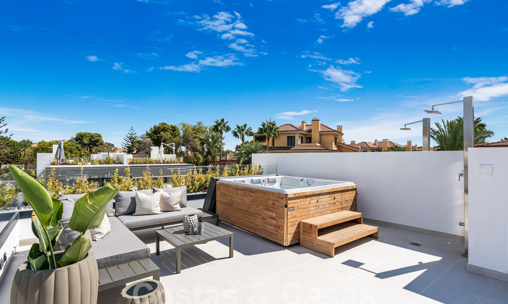 Villa modernista pareada en venta a un paso de la playa cerca de Puerto Banús en Marbella 58944