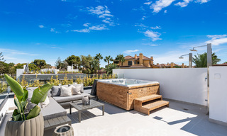 Villa modernista pareada en venta a un paso de la playa cerca de Puerto Banús en Marbella 58944 