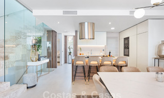 Villa modernista pareada en venta a un paso de la playa cerca de Puerto Banús en Marbella 58947 