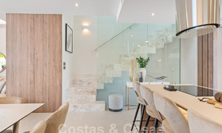 Villa modernista pareada en venta a un paso de la playa cerca de Puerto Banús en Marbella 58950 