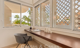 Amplio apartamento de lujo en venta con vistas panorámicas al mar en urbanización cerrada en la Milla de Oro, Marbella 59804 