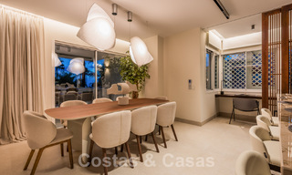 Amplio apartamento de lujo en venta con vistas panorámicas al mar en urbanización cerrada en la Milla de Oro, Marbella 59820 