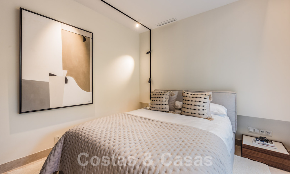 Amplio apartamento de lujo en venta con vistas panorámicas al mar en urbanización cerrada en la Milla de Oro, Marbella 59821