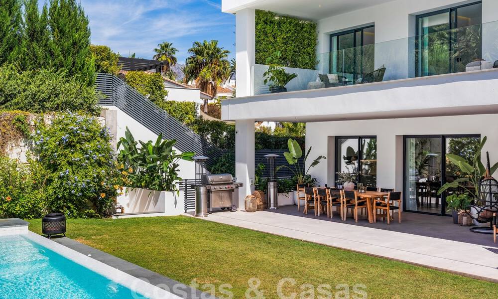 Moderna villa de lujo en venta en un estilo arquitectónico contemporáneo, a poca distancia de Puerto Banús, Marbella 59596