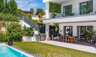 Moderna villa de lujo en venta en un estilo arquitectónico contemporáneo, a poca distancia de Puerto Banús, Marbella 59596 
