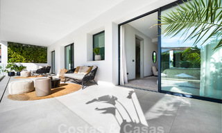 Moderna villa de lujo en venta en un estilo arquitectónico contemporáneo, a poca distancia de Puerto Banús, Marbella 59620 