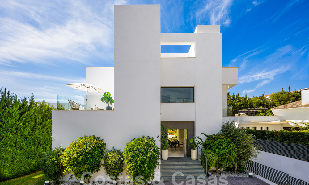 Moderna villa de lujo en venta en un estilo arquitectónico contemporáneo, a poca distancia de Puerto Banús, Marbella 59621