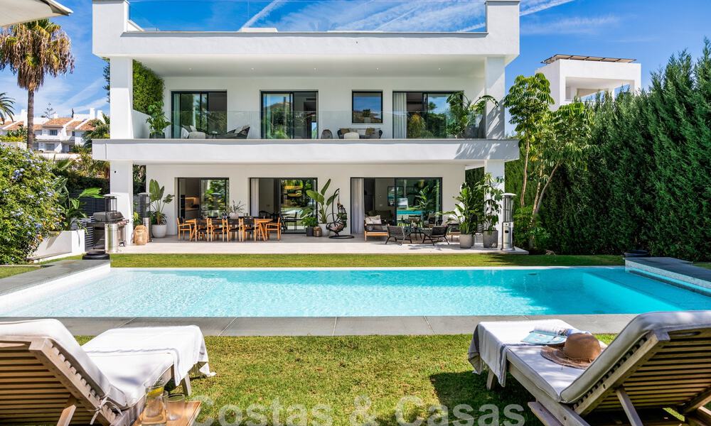 Moderna villa de lujo en venta en un estilo arquitectónico contemporáneo, a poca distancia de Puerto Banús, Marbella 59622