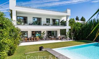 Moderna villa de lujo en venta en un estilo arquitectónico contemporáneo, a poca distancia de Puerto Banús, Marbella 59624 