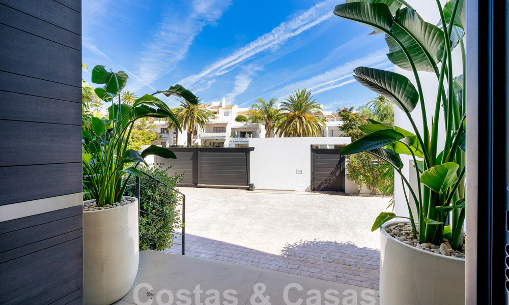 Moderna villa de lujo en venta en un estilo arquitectónico contemporáneo, a poca distancia de Puerto Banús, Marbella 59647