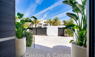 Moderna villa de lujo en venta en un estilo arquitectónico contemporáneo, a poca distancia de Puerto Banús, Marbella 59647 