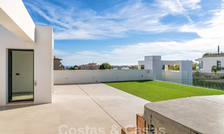 Moderna villa de lujo en venta en un estilo arquitectónico contemporáneo, a poca distancia de Puerto Banús, Marbella 59648 