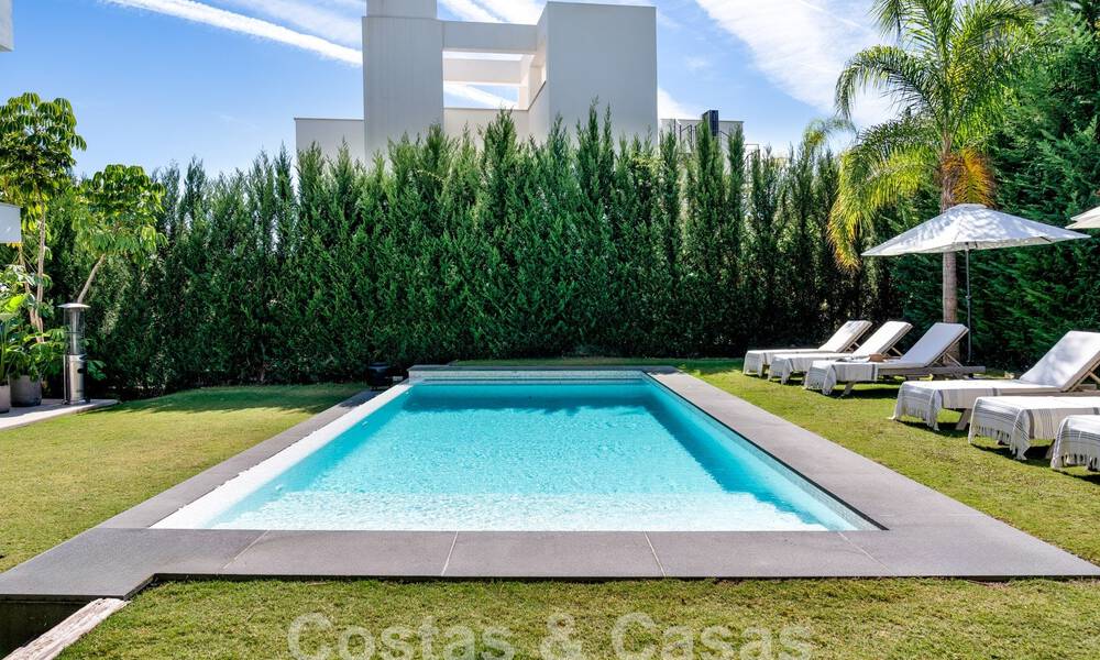 Moderna villa de lujo en venta en un estilo arquitectónico contemporáneo, a poca distancia de Puerto Banús, Marbella 59650