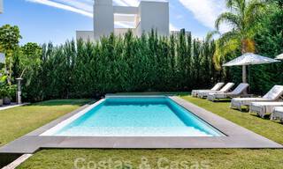 Moderna villa de lujo en venta en un estilo arquitectónico contemporáneo, a poca distancia de Puerto Banús, Marbella 59650 