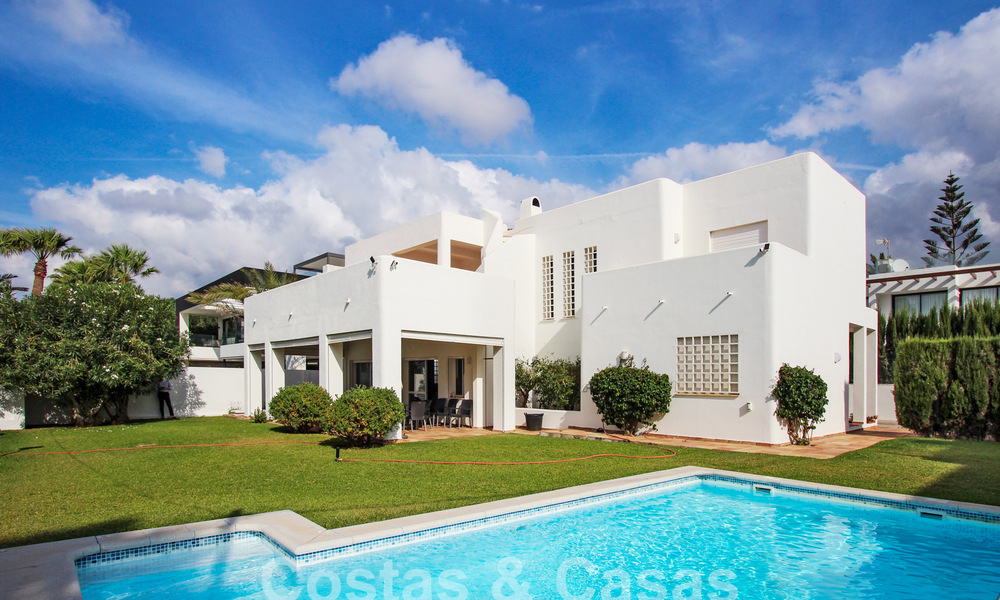 Villa a reformar con gran potencial en venta a pocos metros de la playa en una zona popular de Marbella Este 59701