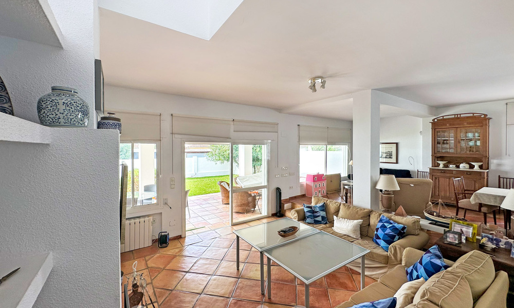 Villa a reformar con gran potencial en venta a pocos metros de la playa en una zona popular de Marbella Este 59712