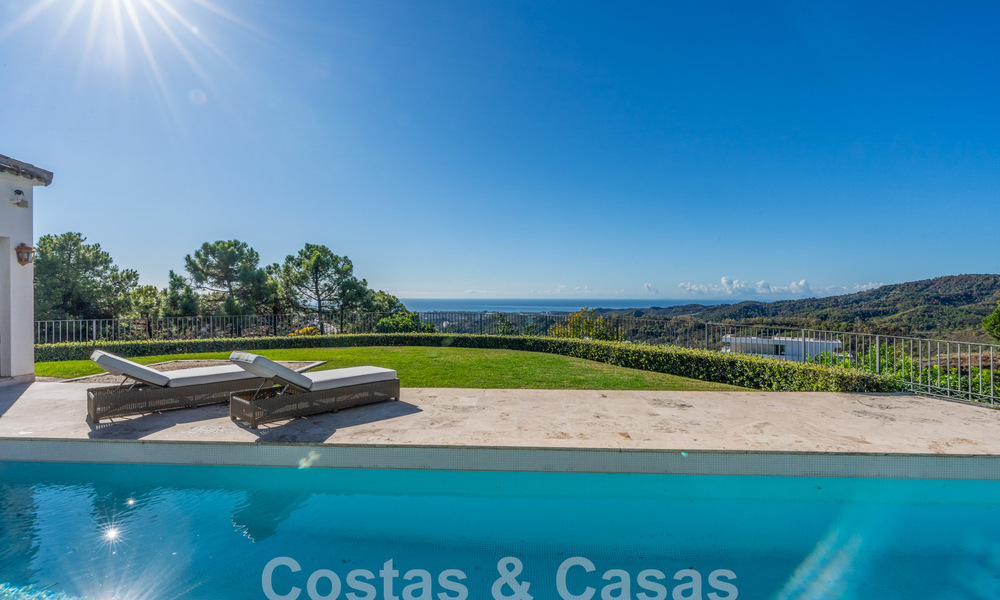 Majestuosa villa de lujo de estilo mediterráneo en venta con impresionantes vistas panorámicas al mar en Marbella - Benahavis 59823