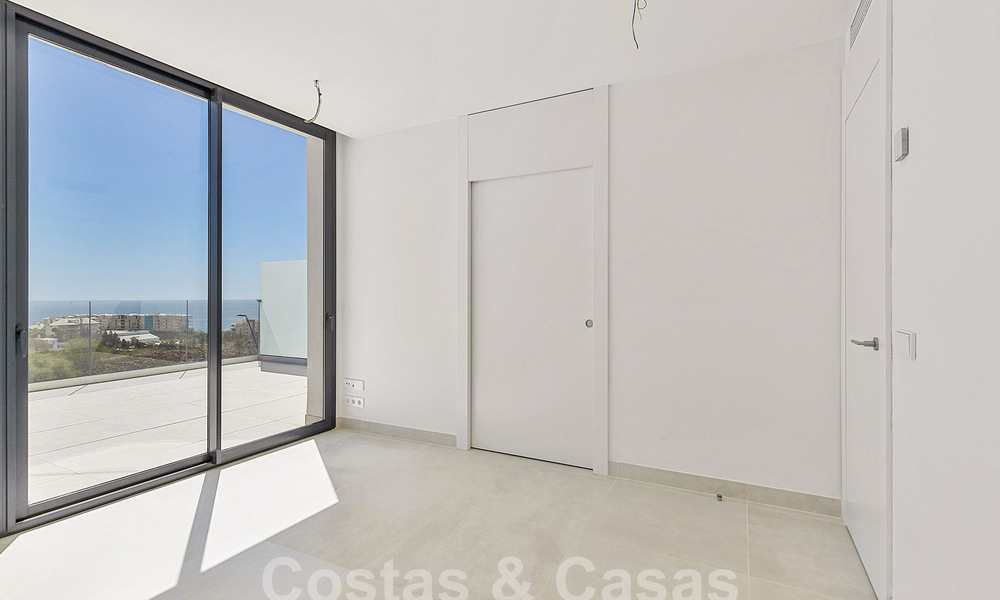 Moderno ático con vistas al mar y piscina privada en venta i/e innovador complejo de estilo de vida en Benalmádena, Costa del Sol 60904