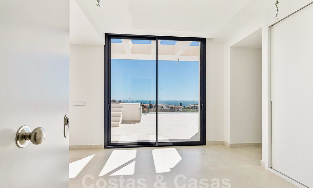 Moderno ático con vistas al mar y piscina privada en venta i/e innovador complejo de estilo de vida en Benalmádena, Costa del Sol 60915