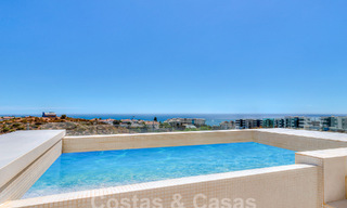 Moderno ático con vistas al mar y piscina privada en venta i/e innovador complejo de estilo de vida en Benalmádena, Costa del Sol 60918 