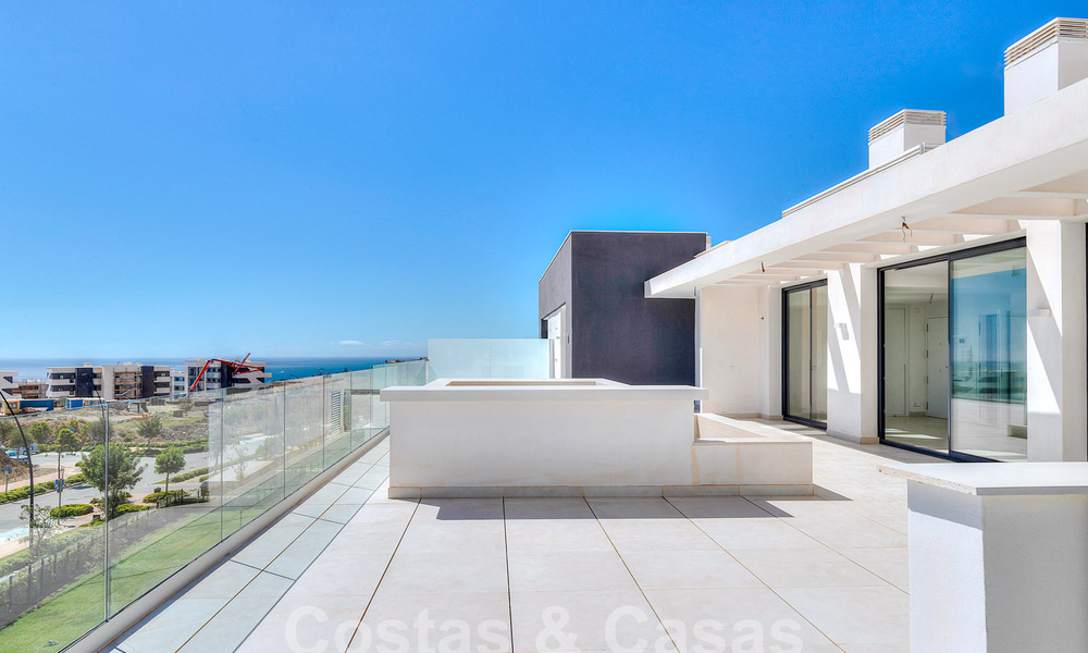 Moderno ático con vistas al mar y piscina privada en venta i/e innovador complejo de estilo de vida en Benalmádena, Costa del Sol 60919