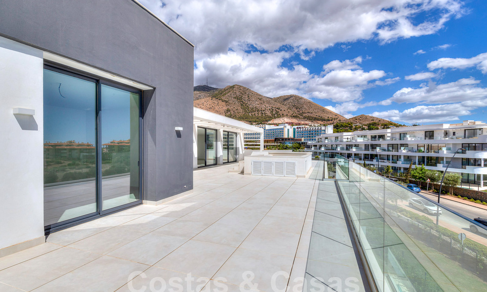 Moderno ático con vistas al mar y piscina privada en venta i/e innovador complejo de estilo de vida en Benalmádena, Costa del Sol 60921