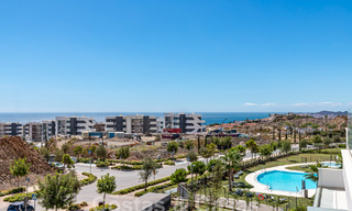 Moderno ático con vistas al mar y piscina privada en venta i/e innovador complejo de estilo de vida en Benalmádena, Costa del Sol 60923 