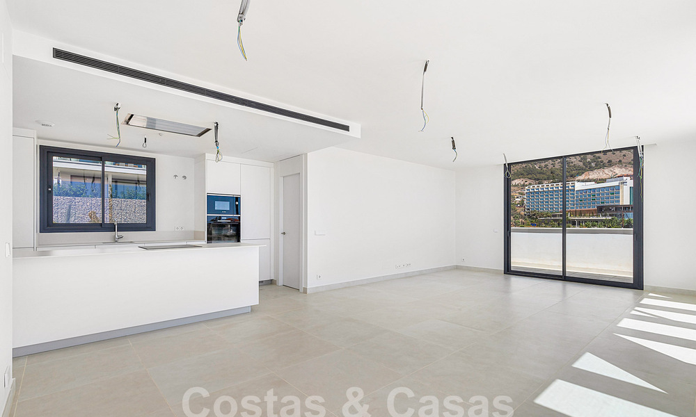 Moderno ático con vistas al mar y piscina privada en venta i/e innovador complejo de estilo de vida en Benalmádena, Costa del Sol 60926