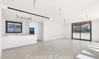 Moderno ático con vistas al mar y piscina privada en venta i/e innovador complejo de estilo de vida en Benalmádena, Costa del Sol 60926 