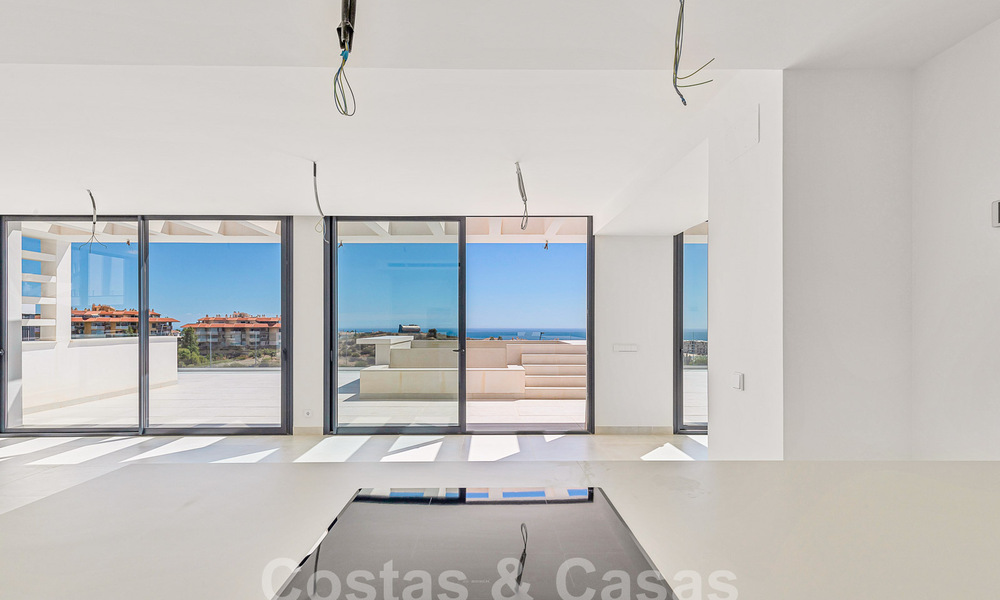 Moderno ático con vistas al mar y piscina privada en venta i/e innovador complejo de estilo de vida en Benalmádena, Costa del Sol 60928