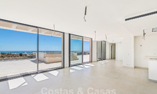 Moderno ático con vistas al mar y piscina privada en venta i/e innovador complejo de estilo de vida en Benalmádena, Costa del Sol 60930 
