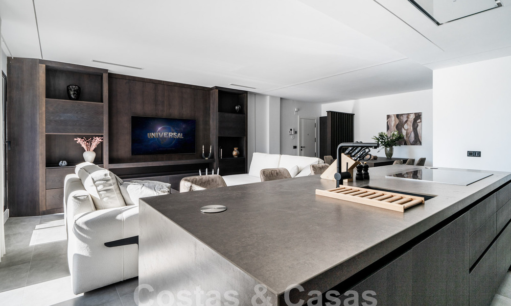 Moderno apartamento reformado en venta en complejo cerrado y céntrico en Nueva Andalucia, Marbella 61190