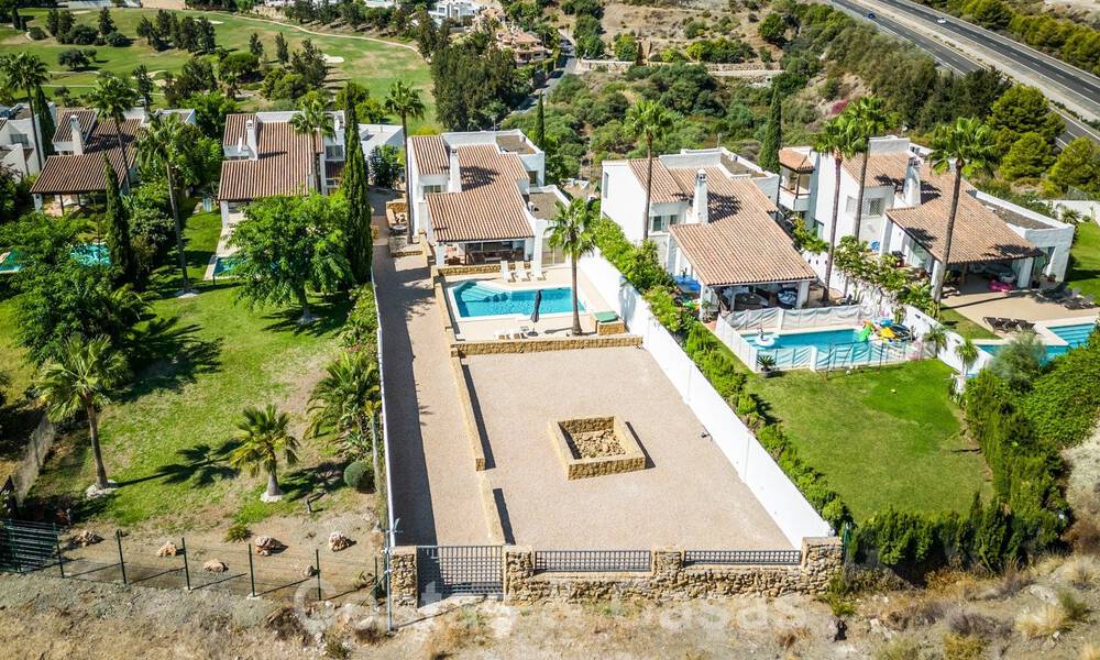 Encantadora casa familiar en venta con vistas al golf y al paisaje de montaña en Benahavis – Marbella 62078