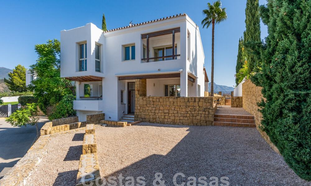 Encantadora casa familiar en venta con vistas al golf y al paisaje de montaña en Benahavis – Marbella 62079