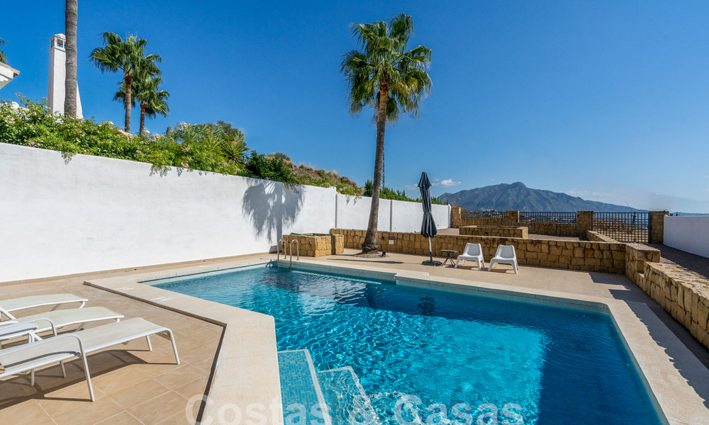 Encantadora casa familiar en venta con vistas al golf y al paisaje de montaña en Benahavis – Marbella 62110