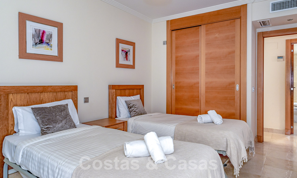 Apartamento en venta listo para entrar a vivir con amplias vistas al golf y al mar en un exclusivo complejo de golf en Benahavis - Marbella 62350