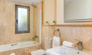 Apartamento en venta listo para entrar a vivir con amplias vistas al golf y al mar en un exclusivo complejo de golf en Benahavis - Marbella 62351 