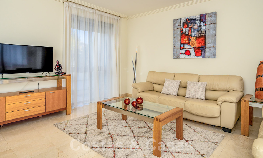 Apartamento en venta listo para entrar a vivir con amplias vistas al golf y al mar en un exclusivo complejo de golf en Benahavis - Marbella 62353