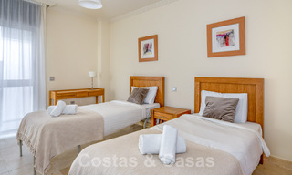 Apartamento en venta listo para entrar a vivir con amplias vistas al golf y al mar en un exclusivo complejo de golf en Benahavis - Marbella 62356 