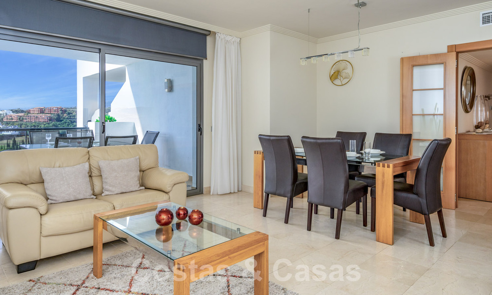 Apartamento en venta listo para entrar a vivir con amplias vistas al golf y al mar en un exclusivo complejo de golf en Benahavis - Marbella 62360