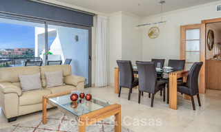 Apartamento en venta listo para entrar a vivir con amplias vistas al golf y al mar en un exclusivo complejo de golf en Benahavis - Marbella 62360 